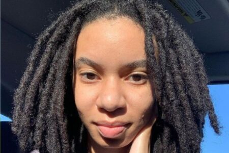 Featured-Image-of-thick-Locs-showing-a-woamn-with-a-thick-locs